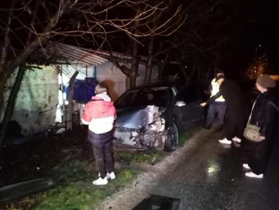 Otomobil, manevra yapmak için yavaşlayan TIR'a çarptı: 2 yaralı