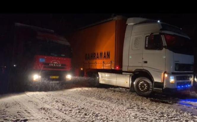 Kars'ta kar, tipi ve buzlanma; TIR'lar yolda kaldı