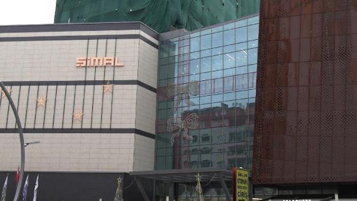 Rize'de, AVM'nin tepki çeken yılbaşı kurdelesine 'fiyonk ve şerit' takviyesi