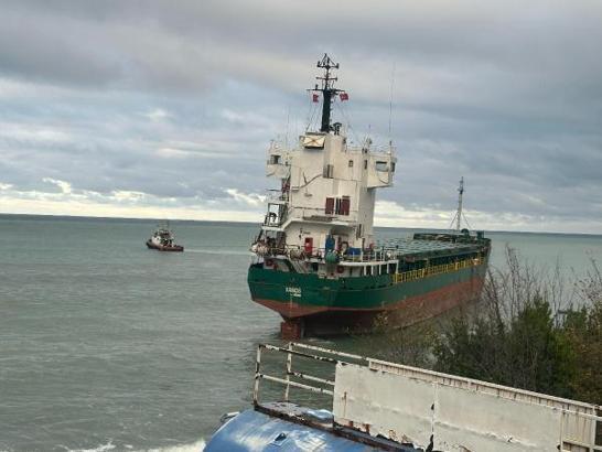 İnebolu'da karaya oturan gemi çekiliyor