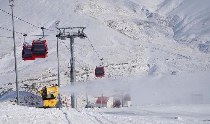 Kayak sezonunun beklendiği Erciyes'in pistlerinde suni karlama