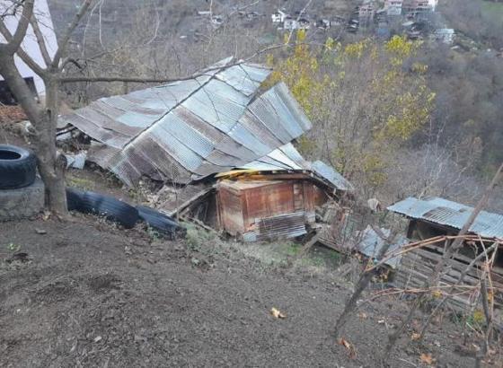 Artvin'de heyelan; ev, ahır ve samanlık çöktü, 1 inek öldü
