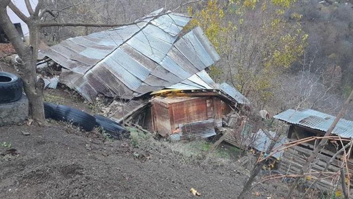 Artvin'de heyelan; ev, ahır ve samanlık çöktü, 1 inek öldü