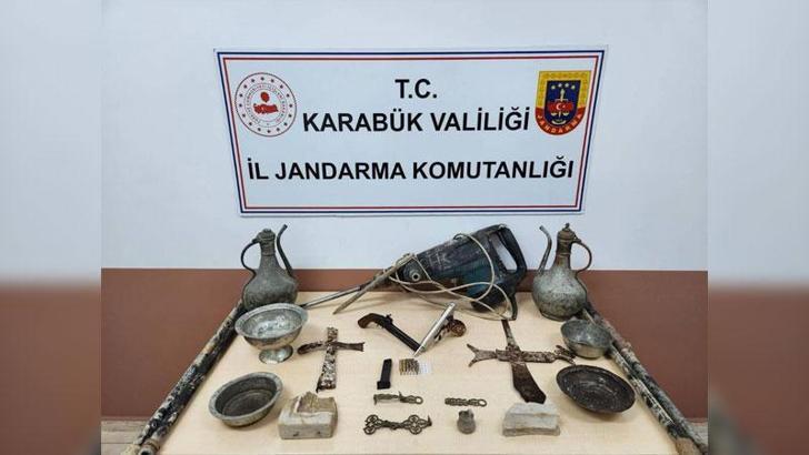 Evinin bahçesinde kaçak define kazısı yaparken suçüstü yakalandı