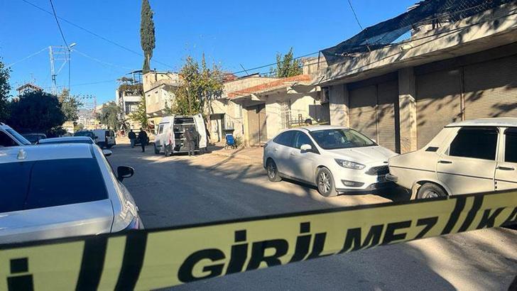 Elinde bomba olduğunu söyleyerek kuyumcuyu soymaya kalktı, ateş edilince kaçtı