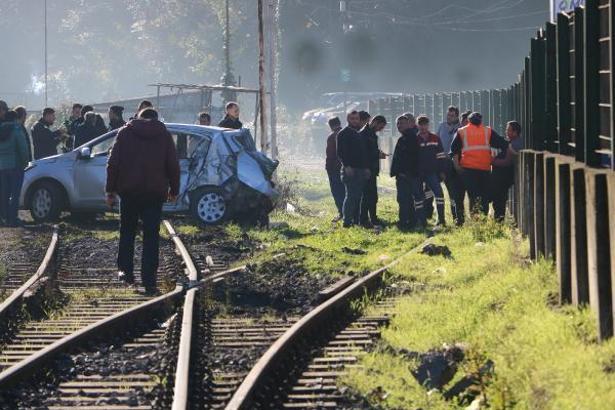 Tren, hemzemin geçitte otomobile çarptı; 1'i çocuk 3 yaralı
