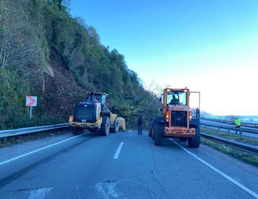 Karadeniz Sahil Yolu'nda heyelan