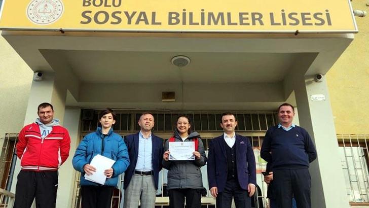 Tuşlu telefon kullanan lise öğrencisine 'takdir' belgesi