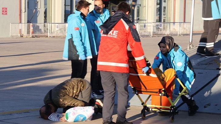 Havaalanında şükür secdesi yapan Filistinli baba: Türkiye bize yardım elini uzattı