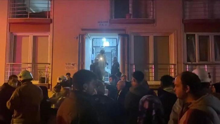 Sancaktepe'de bodrum kattan sızan dumandan panikleyenler itfaiye merdiveniyle kurtarıldı