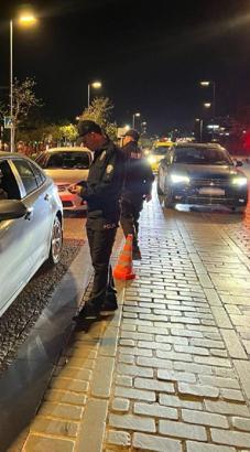 Polisten, korsan taksici ve yolcularına ceza