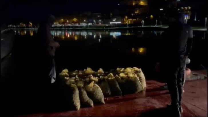Sarıyer'de kaçak avlanan 1.5 ton midye denize döküldü