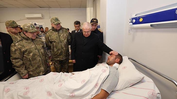 Bakan Güler, Şırnak'ta yaralı askerleri ziyaret etti