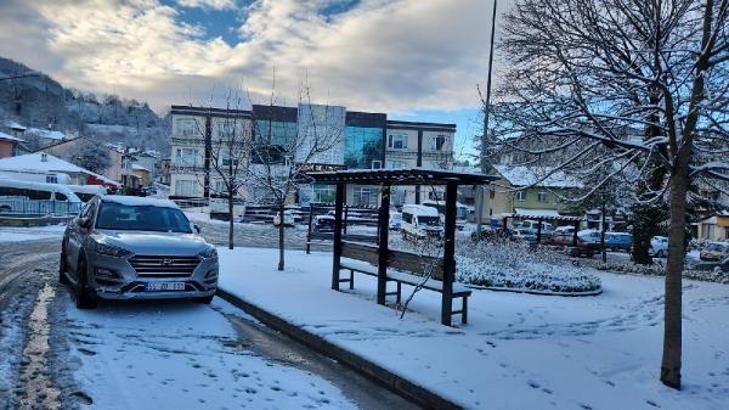 Samsun'da kar yağışı; kayak merkezinde kar kalınlığı 20 santim