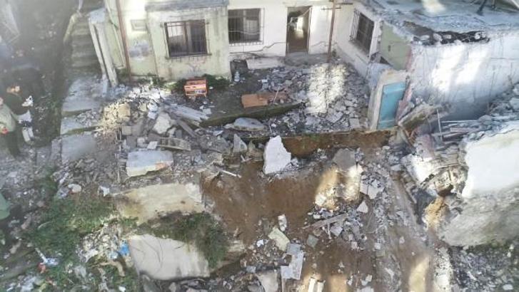 Eyüpsultan'da beton parçaları çocuk parkına düştü