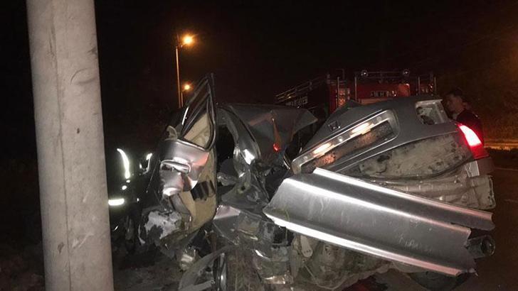 Beton aydınlatma direğine çarpan otomobilin sürücüsü ağır yaralandı