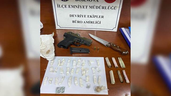 İzmir'de 'dur' ihtarına uymayıp, kaçtılar; araçtan uyuşturucu çıktı