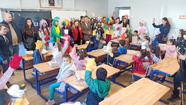 Depremzede çocuklara öğrencilerin yaptığı eşofmanlar hediye edildi