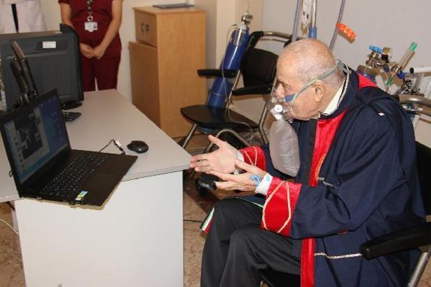 Hastane odasında, fahri doktora unvanı aldı