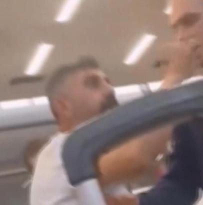 Sabiha Gökçen Havalimanı'nda uçak kapısını karıştıran yolcu görevlilerle tartıştı