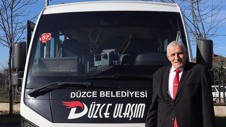 Durakta unutulan içinde altın ve para dolu çanta sahibine teslim edildi