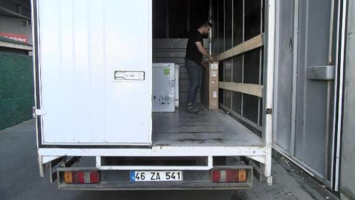 Beylikdüzü'nde dakikalar içinde kamyonetten beyaz eşya hırsızlığı kamerada