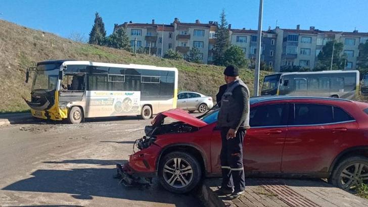 Özel halk otobüsüyle çarpışan otomobilin sürücü yaralandı