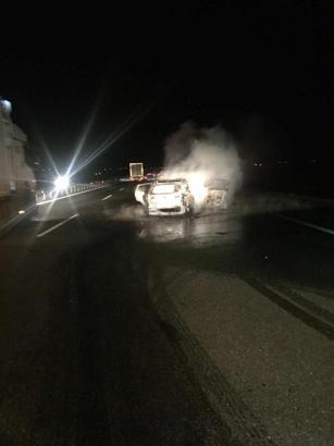 Otoyolda TIR'ın parçalanmış lastiğine çarpan otomobil alev alev yandı
