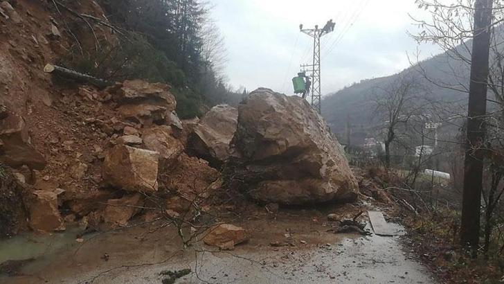 Artvin'de heyelan; köy yolu kapandı, elektrik kesildi