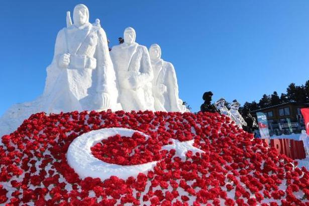 Sarıkamış'ta 'Karı yorgan edenler' heykeli açıldı