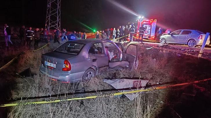 Niğde'de 2 otomobil kafa kafaya çarpıştı; karı- koca öldü, 3 yaralı
