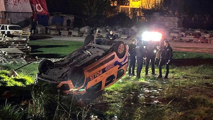 Polis aracı, yol kenarındaki arsaya devrildi; 3 yaralı