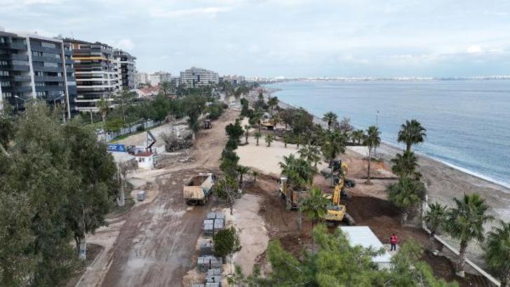 Konyaaltı Sahili'nde hummalı çalışma