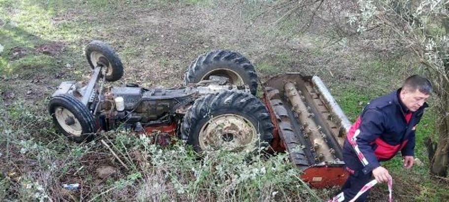 Canakkale-de-traktor-devrildi-surucu-hayatini-kaybetti