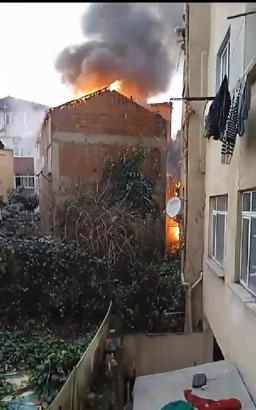 Şişli'de iki katlı binanın çatısı alev alev yandı