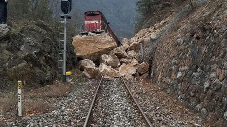 Demiryolunda heyelan: Yük treni raydan çıktı