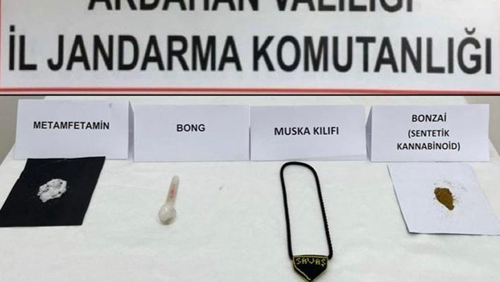 Uyuşturucuyu muska kılıfına saklamış