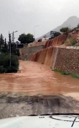 Antalya'da şiddetli yağış su baskınlarına neden oldu