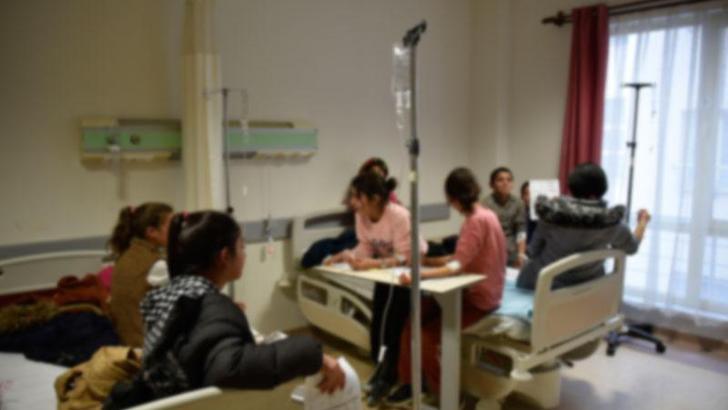 Pudingden zehirlenen 55 ��renci, hastaneye kald�r�ld�