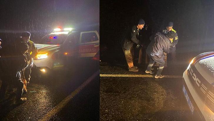 Uygulama yapan jandarma, otomobilde fenalaşan kadını hastaneye yetiştirdi