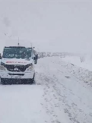Yüksekova- Şemdinli kara yolunda kara saplanan araçtakiler kurtarıldı