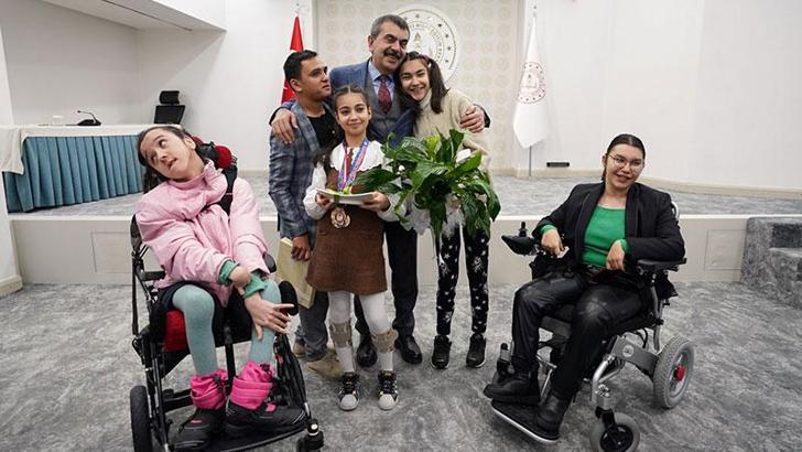 Bakan Tekin, özel gereksinimli öğrencilerle buluştu