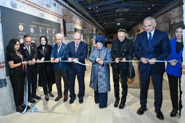 Emine Erdoğan 'Valide Sultanlar Yazma Eserler Sergisi' nin açılışına katıldı