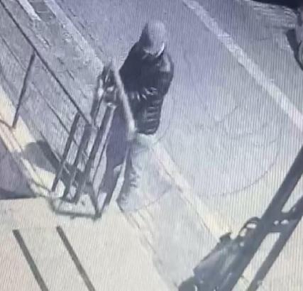 Avcılar'da binanın demir bahçe kapısını çaldılar