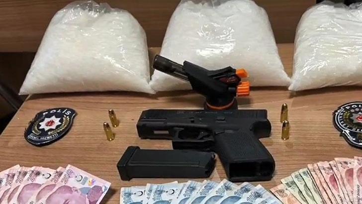 Maltepe'de polisten kaçan kadının çantasından 2 kilo 985 gram uyuşturucu çıktı