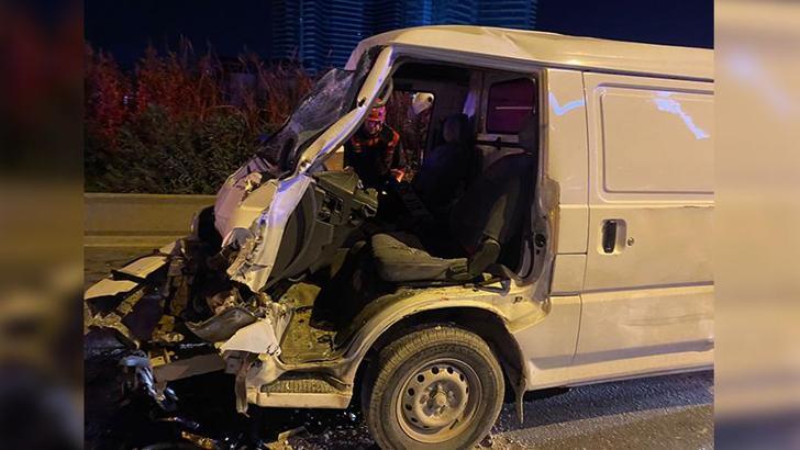 İzmir'de, yol temizleme aracına çarpan minibüsün sürücüsü ağır yaralandı