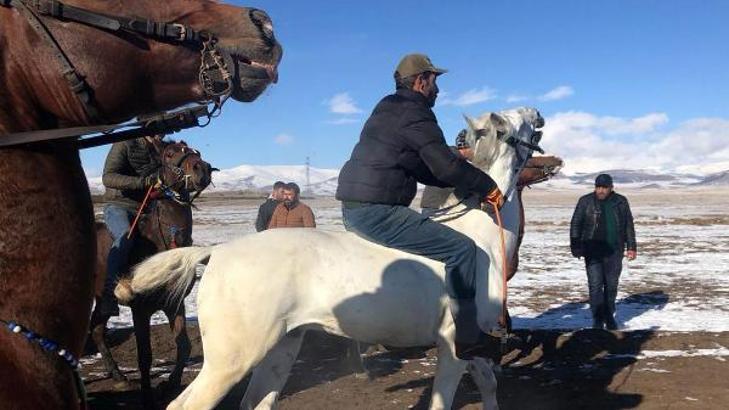 Kars'ta 40 yıldır süren at yarışı sevdası