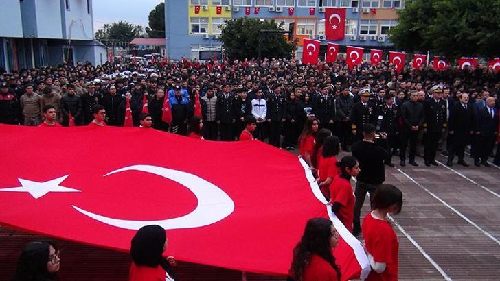 Mersin'deki okullarda şehitler için saygı duruşu