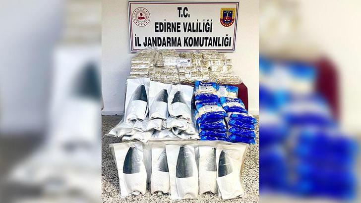 Edirne'de gümrük kaçağı 2 bin 730 süs eşyası ile 43 dondurulmuş deniz ürünü ele geçirildi