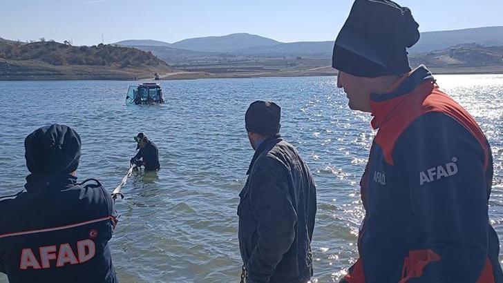 Yıkamak için traktörünü göle soktu, çıkartamadı